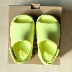 Yeezy Slides Infant Size 7K 'Glow Green'